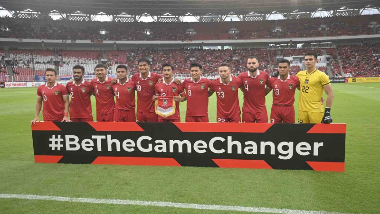 Pesepak bola Timnas Indonesia berpose sebelum pertandingan Grup A Piala AFF 2022 melawan Thailand di Stadion Utama Gelora Bung Karno (SUGBK), Jakarta, Kamis (29/12/2022). Indonesia dan Thailand bermain imbang 1-1. ANTARA FOTO/Akbar Nugroho Gumay/wsj.