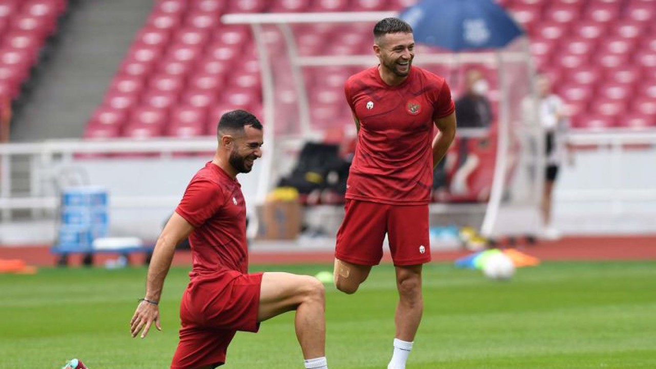 Pesepak bola Timnas Indonesia Jordi Amat (kiri) dan Marc Klok (kanan) melakukan pemanasan dalam sesi latihan resmi jelang pertandingan grup A Piala AFF 2022 di Stadion Utama gelora Bung Karno (SUGBK), Jakarta, Kamis (22/12/2022). ANTARA FOTO/Aditya Pradana Putra/aww.