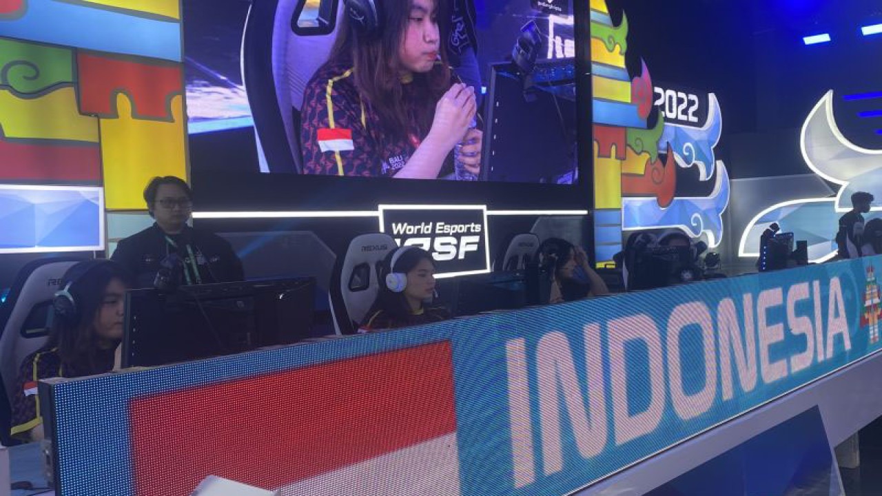 Para pemain timnas CS:GO putri Indonesia dalam kejuaraan esport dunia IESF Bali 14th World Esports Championship 2022, Selasa (6/12/2022). (ANTARA/Arindra Meodia)