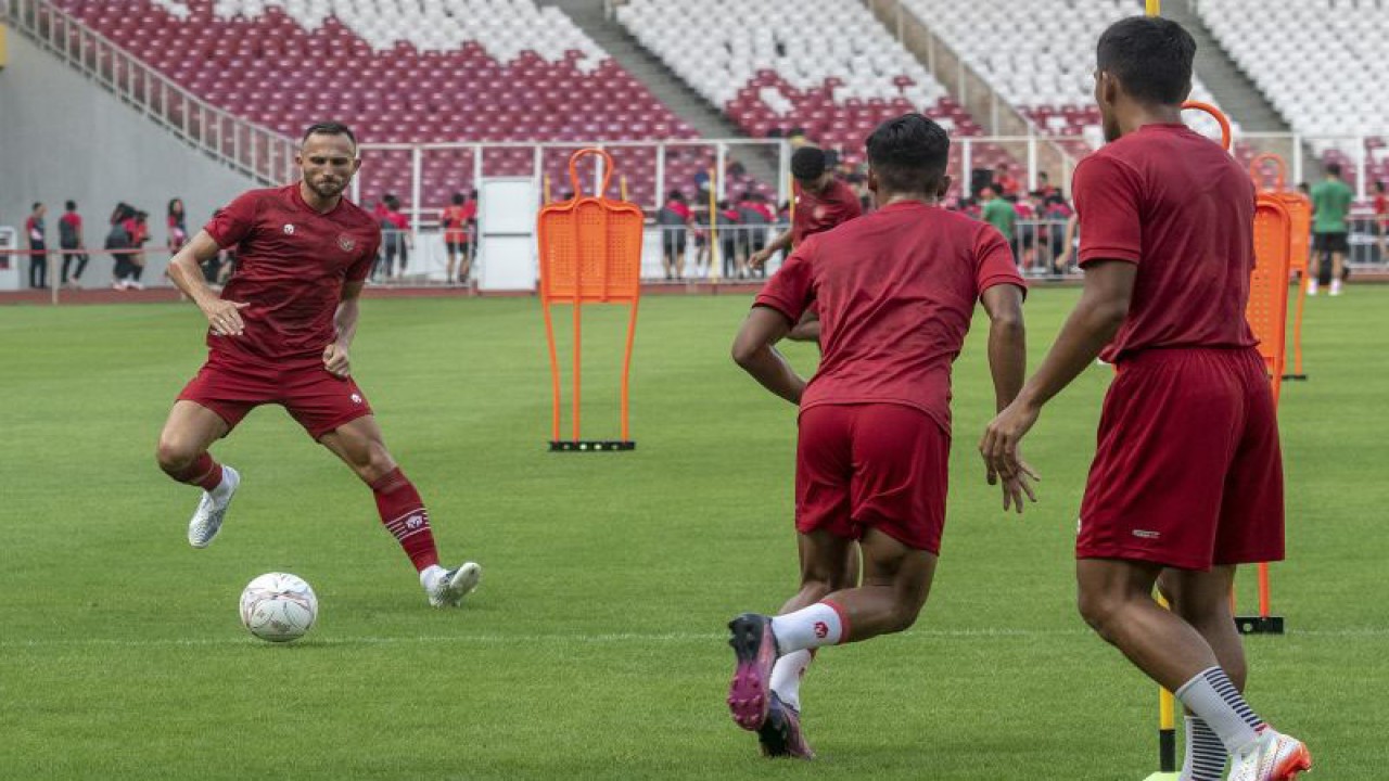 Pemain Timnas Indonesia Ilija Spasojevic (kiri) bersama rekannya melakukan sesi latihan jelang Piala AFF 2022 di Stadion Utama Gelora Bung Karno, Jakarta, Selasa (20/12/2022). . ANTARA FOTO/Muhammad Adimaja/aww (ANTARA FOTO/MUHAMMAD ADIMAJA)