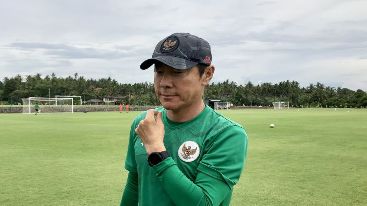 Pelatih Timnas Indonesia Shin Tae-yong memberi keterangan kepada media pada sela-sela sesi latihan timnas sepak bola senior di Training Ground Bali United, Pantai Purnama, Gianyar, Jumat (16/12/2022). ANTARA/Genta Tenri Mawangi