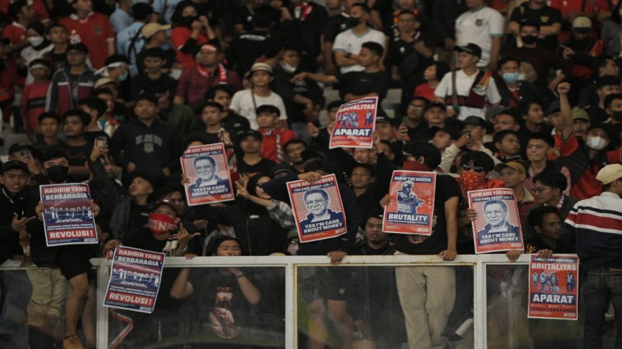 Sejumlah suporter Timnas Indonesia membentangkan poster saat pertandingan sepak bola Grup A Piala AFF 2022 melawan Thailand di Stadion Utama Gelora Bung Karno (SUGBK), Jakarta, Kamis (29/12/2022). ANTARA FOTO/Akbar Nugroho Gumay/tom. (ANTARA FOTO/AKBAR NUGROHO GUMAY)