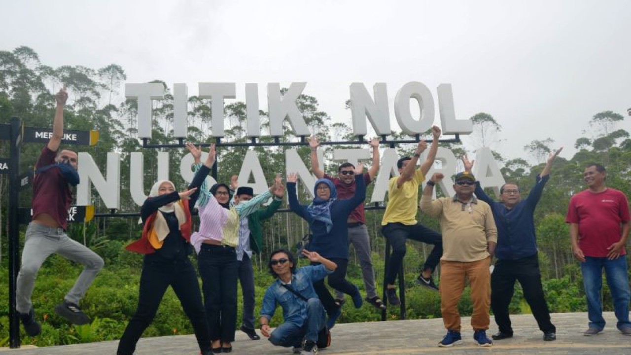 Sejumlah pengunjung tampak bergembira dengan berloncat di Titik Nol Nusantara, Sabtu (17/12) (ANTARA/ M Ghofar)