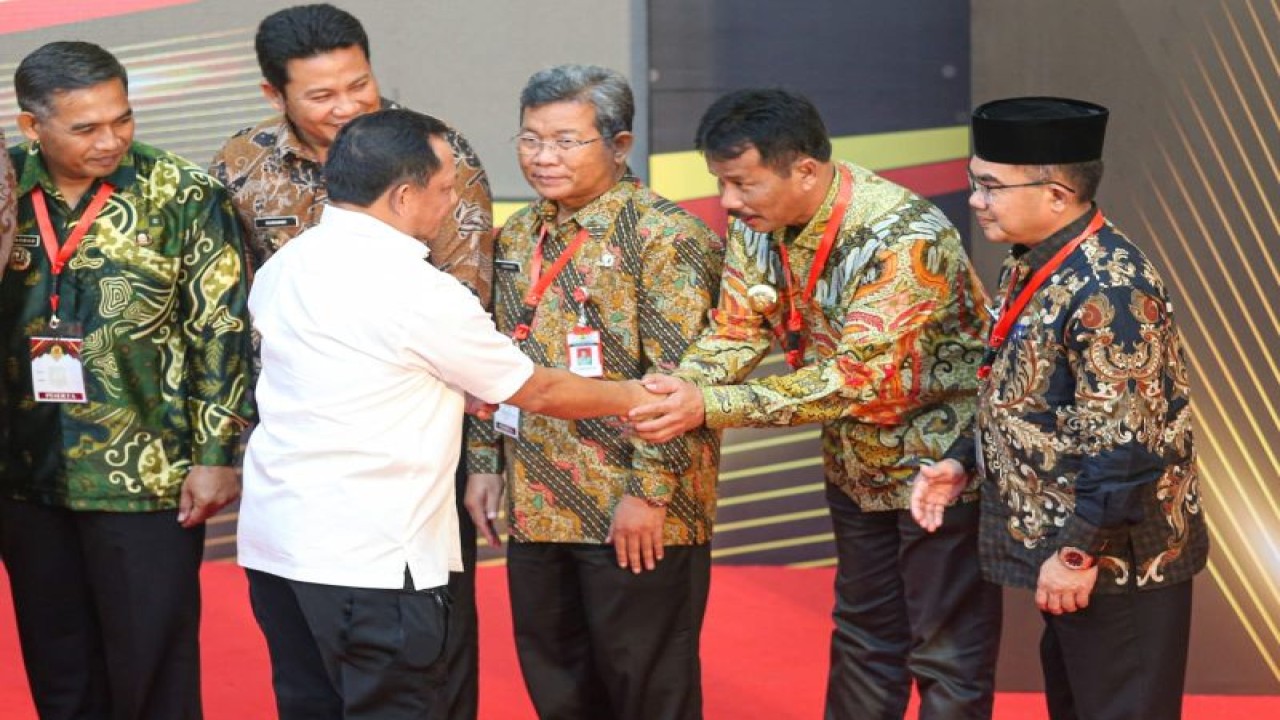 Wali Kota Batam Muhammad Rudi saat bersalaman dengan Menteri Dalam Negeri Tito Karnavian dalam Innovative Government Award (IGA) 2022 (ANTARA/HO-Pemkot Batam)