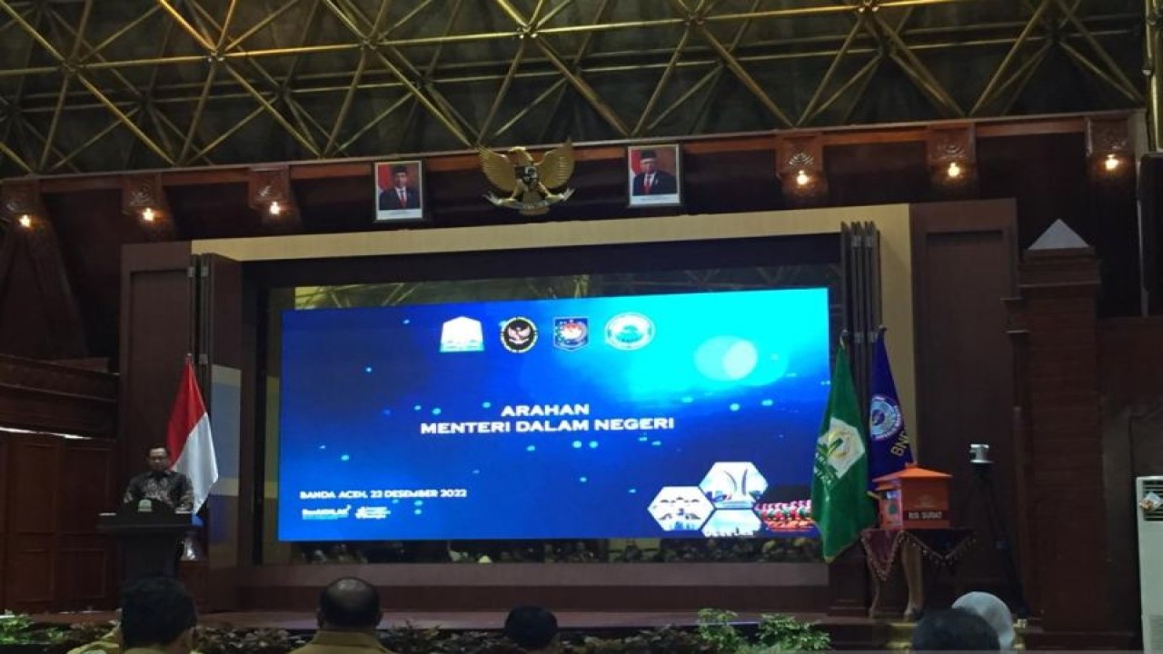 Menteri Dalam Negeri (Mendagri) Tito Karnavian memberikan arahan kepada pemerintah daerah di Aceh, di Anjong Mon Mata, di Banda Aceh, Kamis (22/12/2022). ANTARA/M Ifdhal