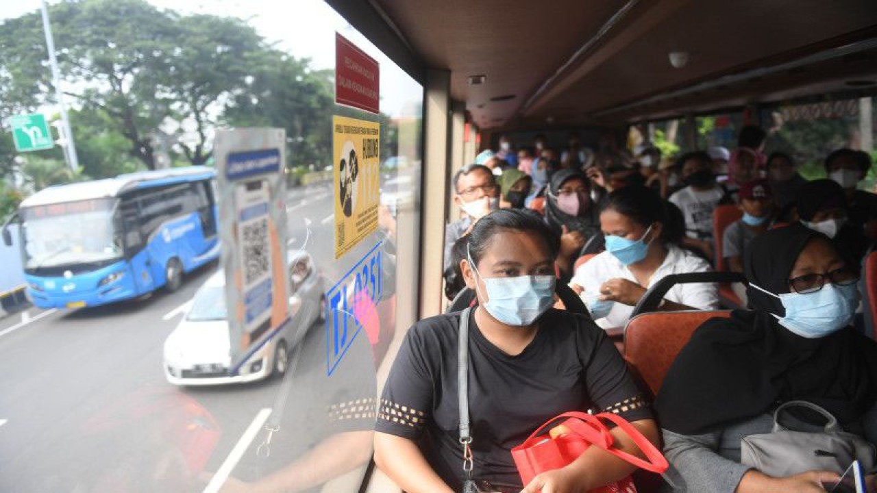 Warga duduk di dalam bus wisata gratis TransJakarta di Jakarta, Rabu (4/5/2022). ANTARA FOTO/Akbar Nugroho Gumay/tom.