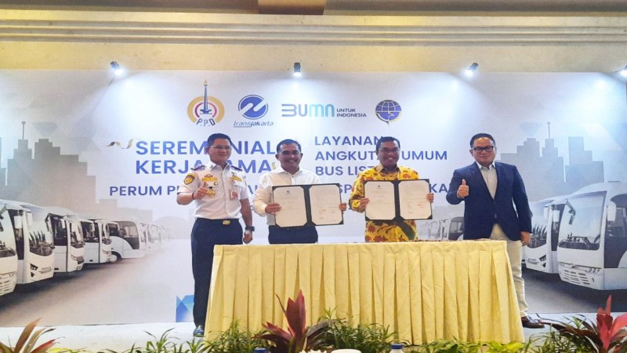 Badan Usaha Milik Daerah (BUMD) DKI Jakarta, PT Transportasi Jakarta (TransJakarta) menandatangani Perjanjian Kerja Sama (PKS) dengan Perusahaan Umum Pengangkutan Penumpang Djakarta (Perum PPD) di Hotel Bororbudur, Jakarta Pusat, Rabu (28/12/2022). (ANTARA/Ulfa Jainita)