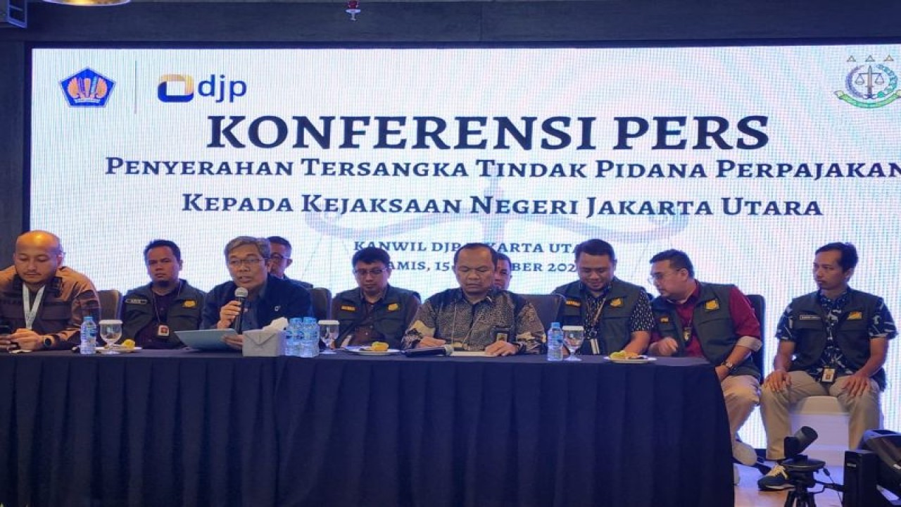 Kepala Bidang Pemeriksaan, Penagihan, Intelijen, dan Penyidikan Kanwil DJP Jakarta Utara Selamat Muda (kedua dari kiri) di Kantor Kanwil DJP Jakarta Utara, Jalan Yos Sudarso, Tanjung Priok, Kamis (15/12/2022). ANTARA/HO-Humas Kanwil DJP Jakarta Utara