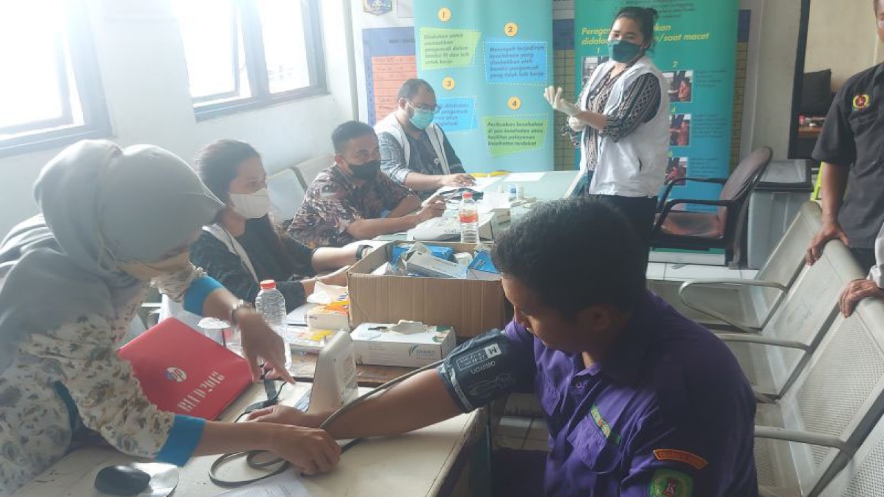 Petugas pemeriksaan kesehatan di Terminal Bus Tanjung Priok memeriksa tekanan darah pengemudi bus yang akan membawa penumpang ke Jawa Tengah di lantai dua Terminal Bus Tanjung Priok, Jakarta Utara, Rabu (21/12/2022). ANTARA/Abdu Faisal