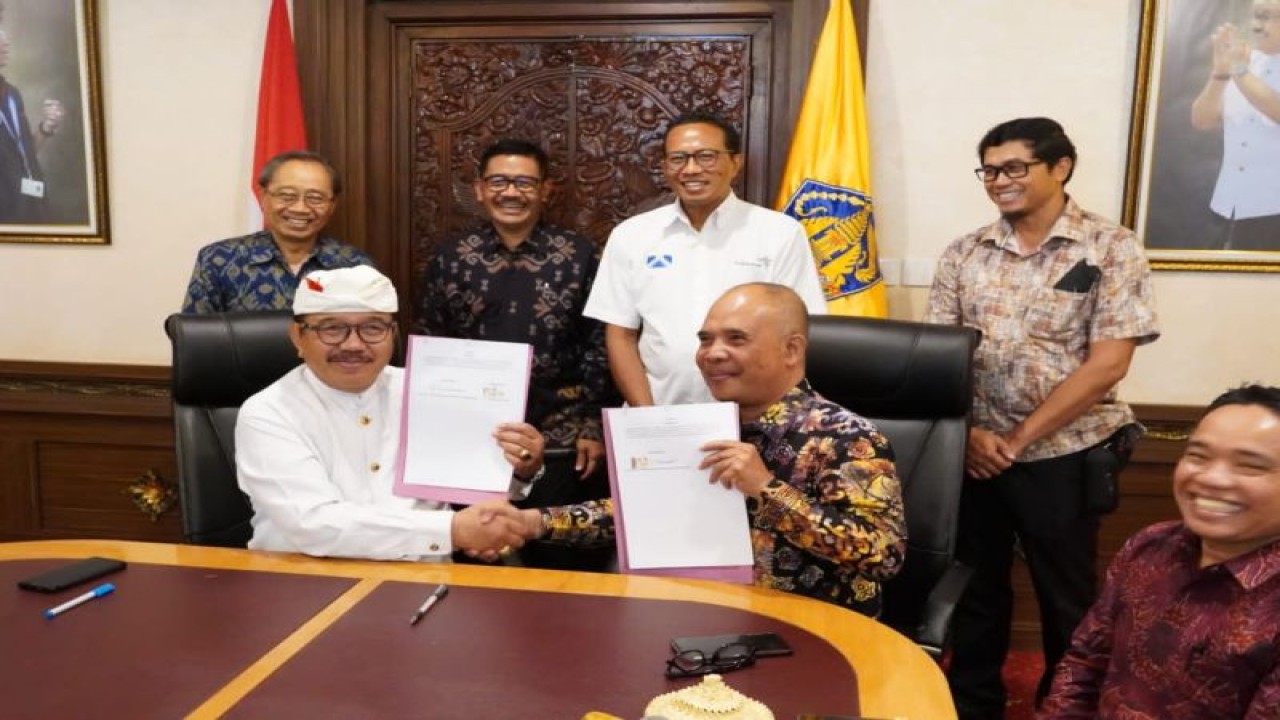 Wakil Gubernur Bali Tjok Oka Artha Ardhana Sukawati saat menerima kedatangan perwakilan Kabupaten Berau, Kalimantan Timur untuk kerja sama pariwisata di Denpasar, Rabu (21/12/2022). ANTARA/HO-Pemprov Bali