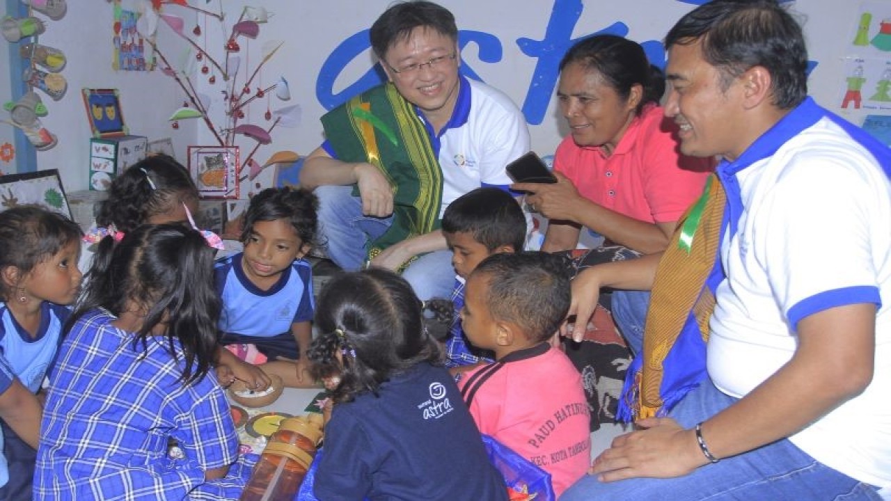 President Director Asuransi Astra, Rudy Chen (kiri), Compliance and Risk Management Director Asuransi Astra, Adi Sepiarso (kanan) didampingi Pendiri Yayasan Hati Nurani, Agnes Lali Milla bermain bersama anak-anak TK Hati Nurani di Weetabula, Kabupaten Sumba Barat Daya NTT, .ANTARA FOTO/Kornelis Kaha.