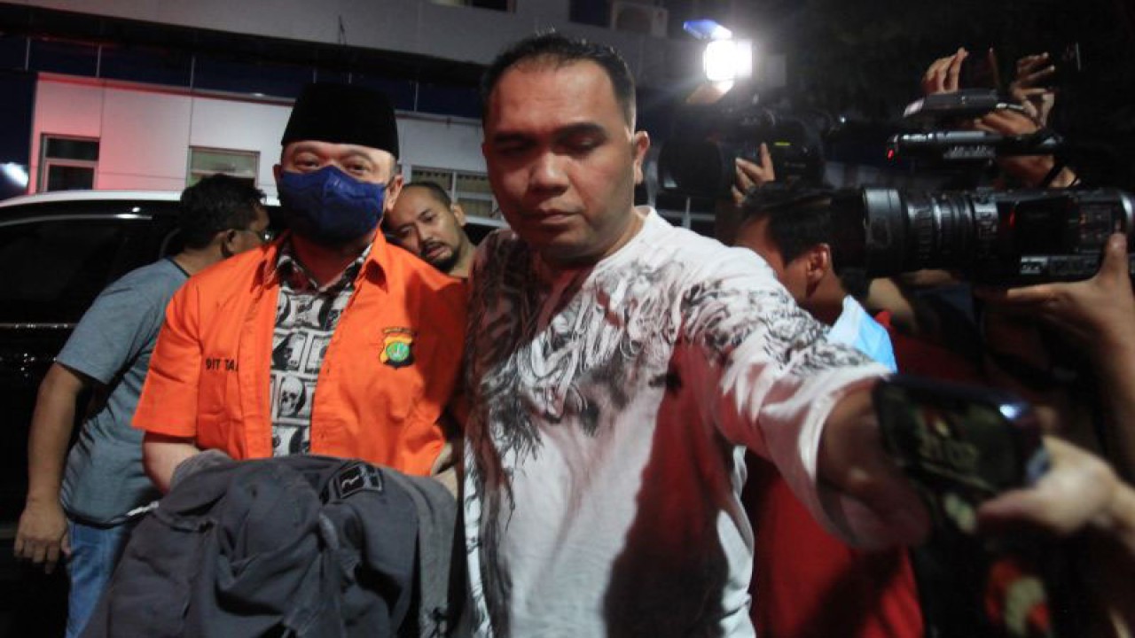 Tersangka kasus peredaran narkoba Irjen Pol Teddy Minahasa (tengah) berjalan menuju ruang tahanan usai menjalani pemeriksaan di Polda Metro Jaya, Jakarta, Selasa (25/10/2022). Mantan Kepala Polda Sumatera Barat Irjen Teddy Minahasa menjalani pemeriksaan sebagai tersangka kasus peredaran gelap narkoba. ANTARA FOTO/Reno Esnir/aww.