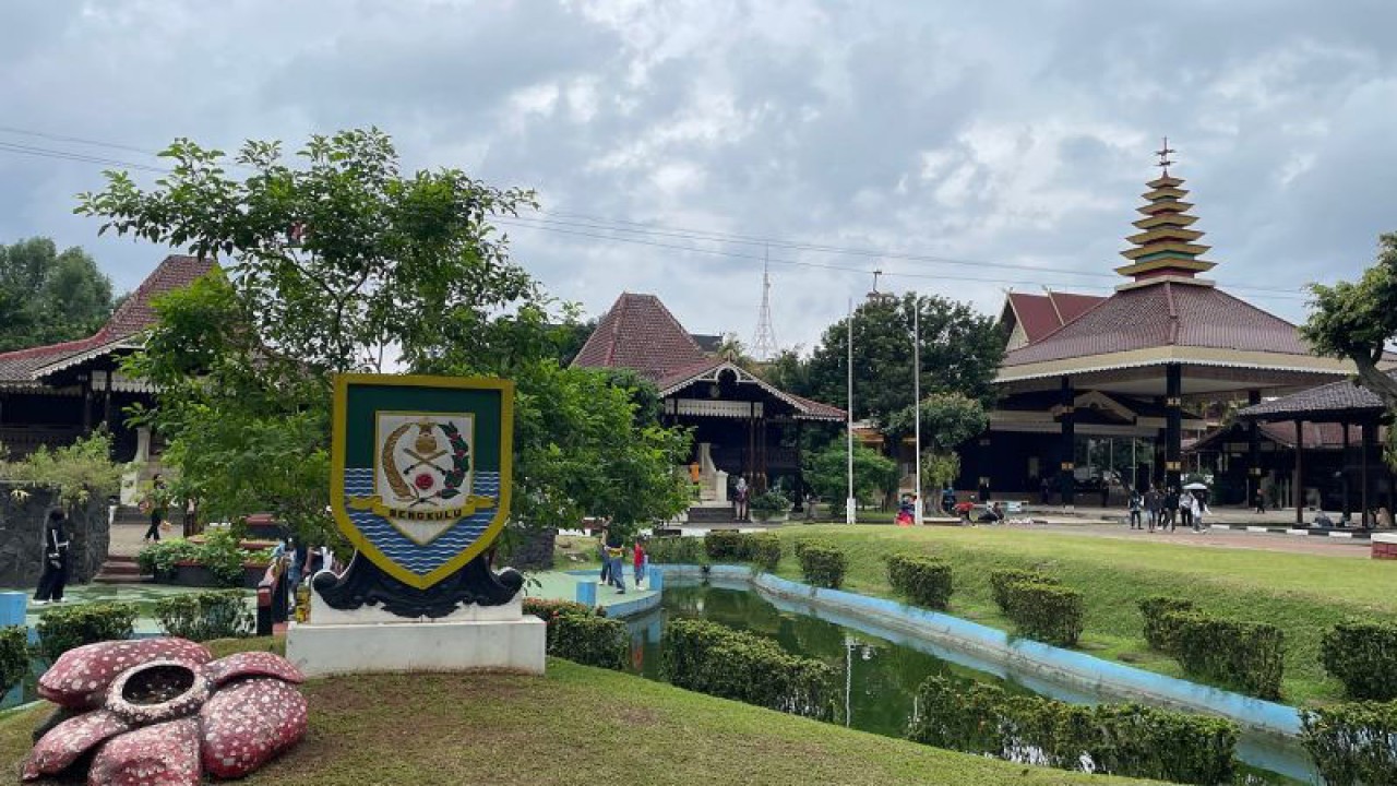 Salah satu suasana rumah adat di Taman Mini Indonesia Indah, Jakarta Timur, Jumat (30/12/2022) (ANTARA/Lifia Mawaddah Putri)