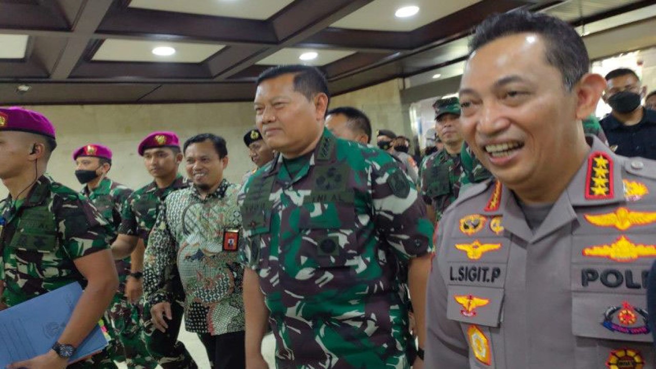 Kepala Staf TNI Angkatan Laut (Kasal) Laksamana TNI Yudo Margono (kiri) didampingi Kapolri Jenderal Pol. Listyo Sigit Prabowo (kanan) tiba di Gedung DPR RI dalam rangka menjalani uji kelayakan dan kepatutan calon Panglima TNI, Jakarta, Jumat (2-12-2022). (ANTARA/Melalusa Susthira K.)