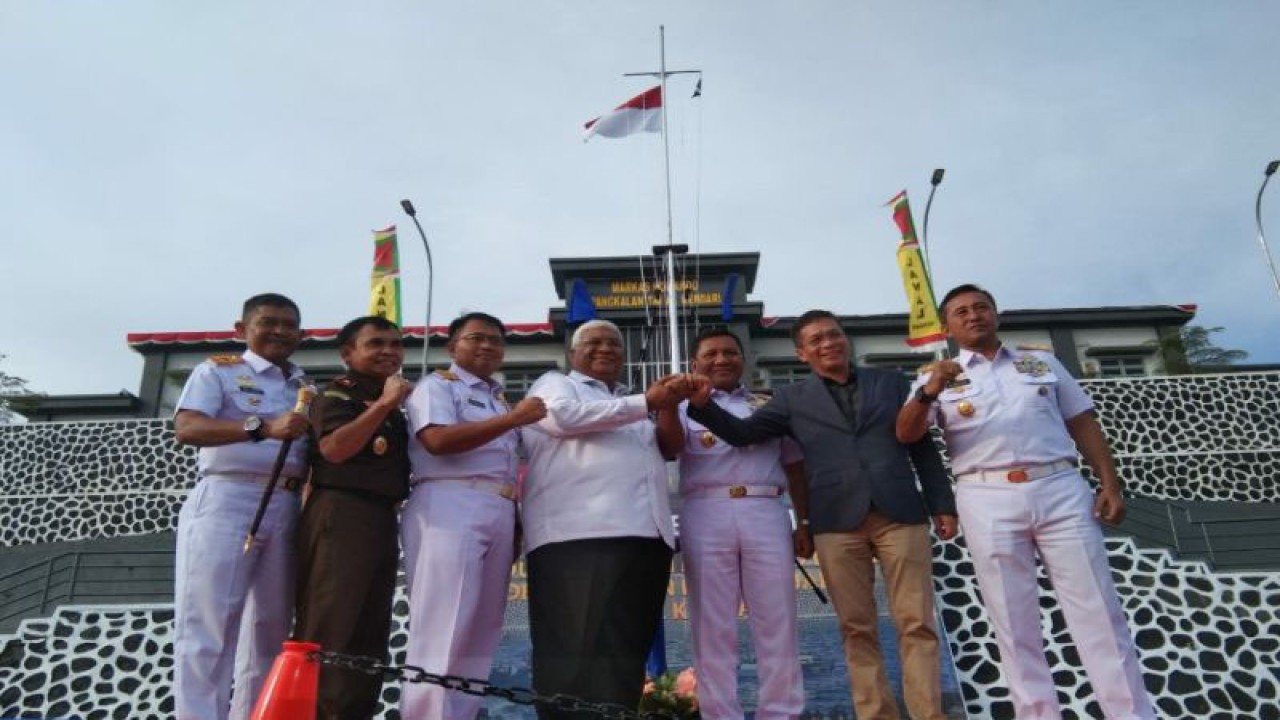 Wakil Kepala Staf Angkatan Laut (Wakasal) Laksamana Madya TNI Ahmadi Heri Purwono meresmikan Markas Komando Pangkalan TNI Angakatan Laut (Lanal) Kendari, Selasa (13/12/2022) (ANTARA/Harianto)