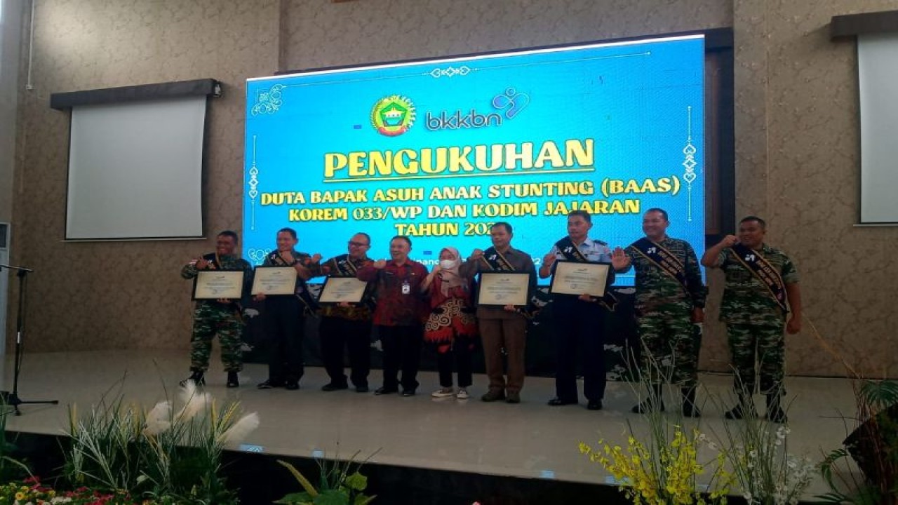 Sejumlah pejabat TNI AD berfoto bersama usai pengukuhan duta dan bapak asuh anak stunting oleh BKKBN RI di Markas Korem 033/Wira Pratama di Senggarang, Tanjungpinang, Kepri, Kamis (15/12/2022). (ANTARA/HO-BKKBN Kepri)