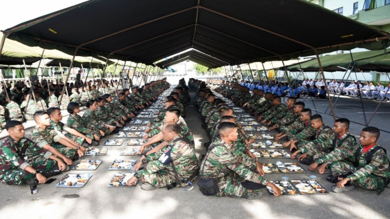 Prajurit Kodam XVI/Pattimura menggelar syukuran peringatan Hari Juang TNI Angkatan Darat (AD) ke-72 dengan makan "nasi ompreng" secara bersama di markas Komando Kodam XVI/Pattimura, di Ambon, Kamis (15/12/2022). (HO/Pendam XVI/Pattimura)