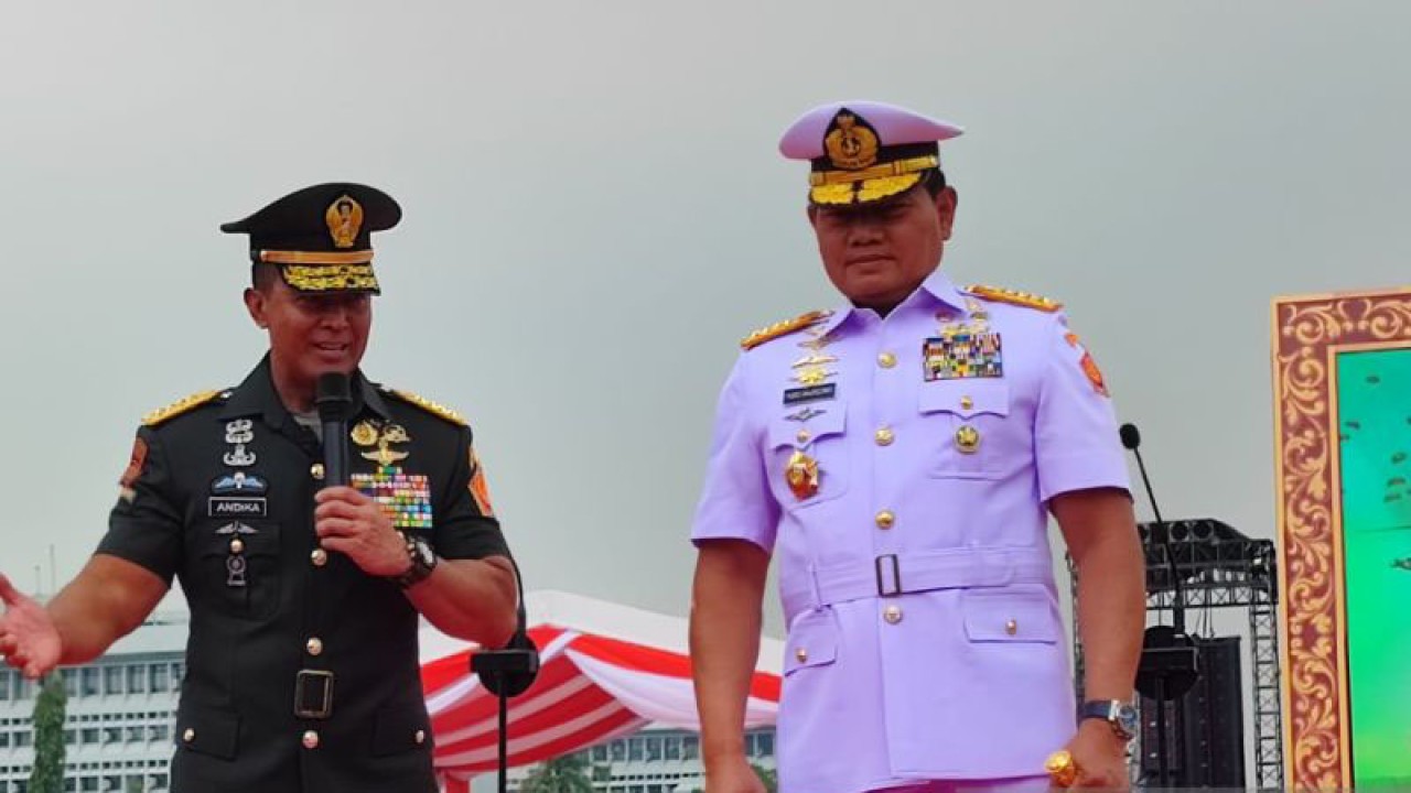 Mantan Panglima TNI Jenderal TNI Andika Perkasa bersama Panglima TNI Laksamana TNI Yudo Margono usai upacara Serah Terima Jabatan (Sertijab) Panglima TNI di Mabes TNI Cilangkap, Jakarta Timur, Selasa (20-12-2022). ANTARA/Syaiful Hakim