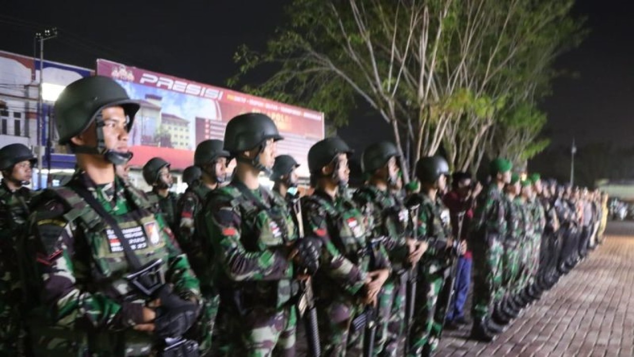 Tim gabungan mengikuti apel gabungan sebelum patroli gabungan mencegah aksi kejahatan dan pengibaran bendera bulan bintang di Kabupaten Aceh Barat, Aceh, Minggu (4/12/2022). (ANTARA/HO-Humas Polres Aceh Barat)