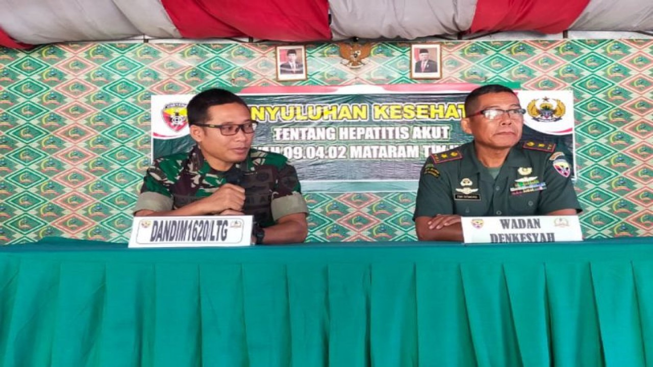 Komandan Kodim 1620/Lombok Tengah, Letnan Kolonel Kavaleri IF Andi Yusuf K (kiri), saat acara penyuluhan hepatitis akut, di Lombom Tengah, NTB, ANTARA-Humas Kodim 1620/Lombok Tengah