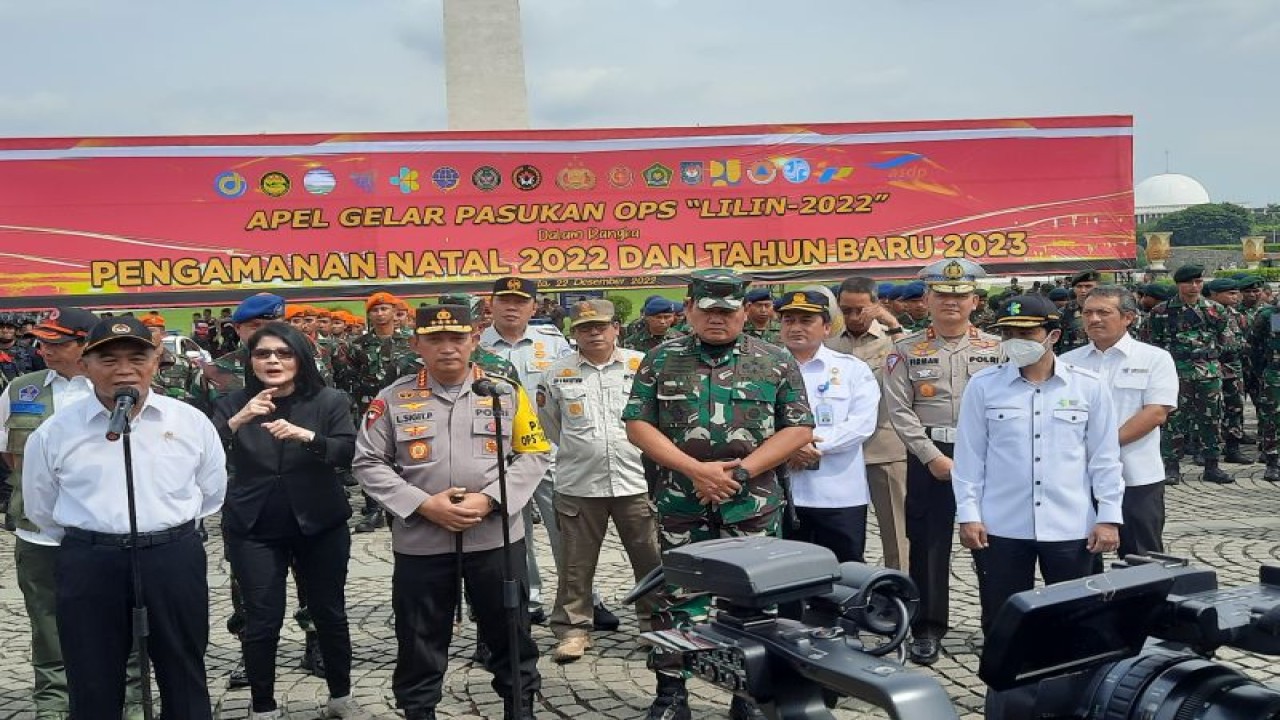 Kapolri Jenderal Pol. Listyo Sigit Prabowo (tiga kiri), Panglima TNI Laksamana Yudo Margono dan Menko PMK Muhadjir Effendy (kiri) memberikan keterangan pers dalam Apel Gelar Pasukan Operasi Lilin 2022 di Monas, Jakarta, Kamis (22/12/2022). (ANTARA/Laily Rahmawaty)