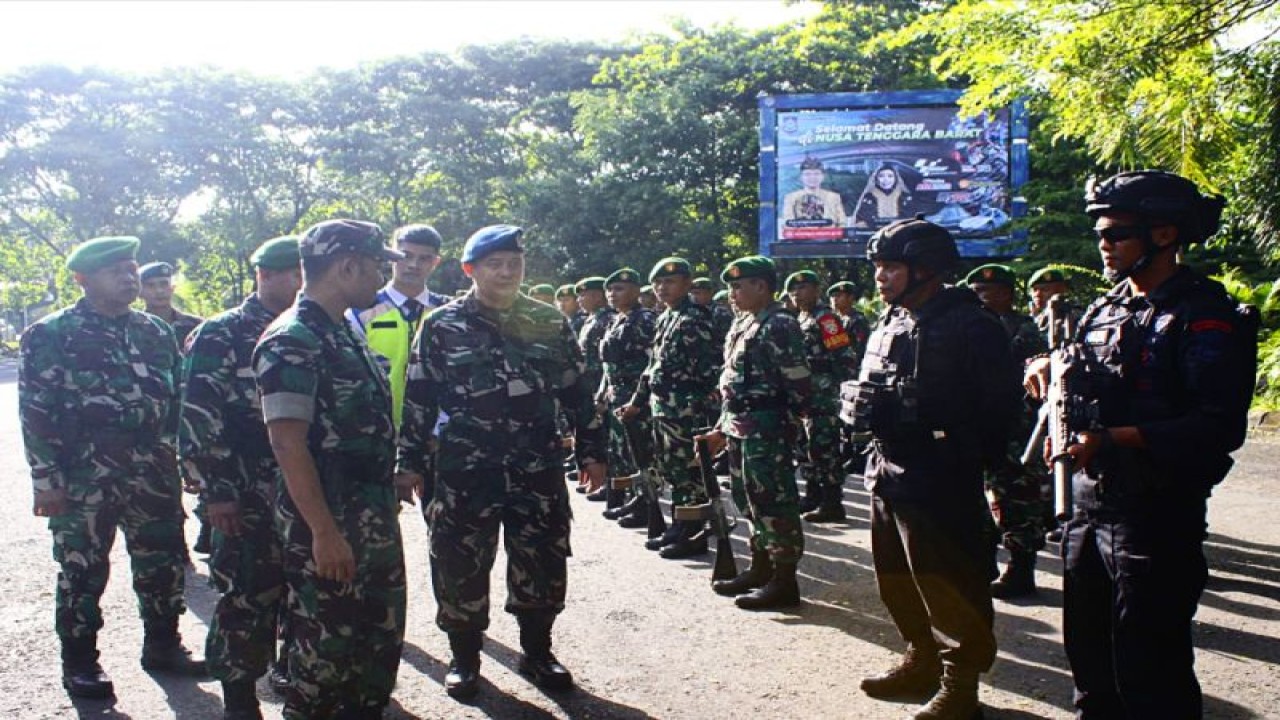 Acara apel gelar pasukan TNI-Polri di Bandara Lombok dalam rangka kunjungan Presiden Republik Indonesia Joko Widodo (Jokowi) ke Sumbawa. ANTARA/HO-Humas Kodim 1620 Lombok Tengah