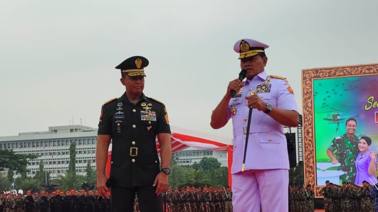 Panglima TNI Laksamana TNI Yudo Margono bersama Jenderal TNI Andika Perkasa saat memberikan keterangan pers usai Serah Terima Jabatan (Sertijab) Panglima TNI di Plaza Mabes TNI Cilangkap, Jakarta Timur, Selasa (20-12-2022). ANTARA/Syaiful Hakim