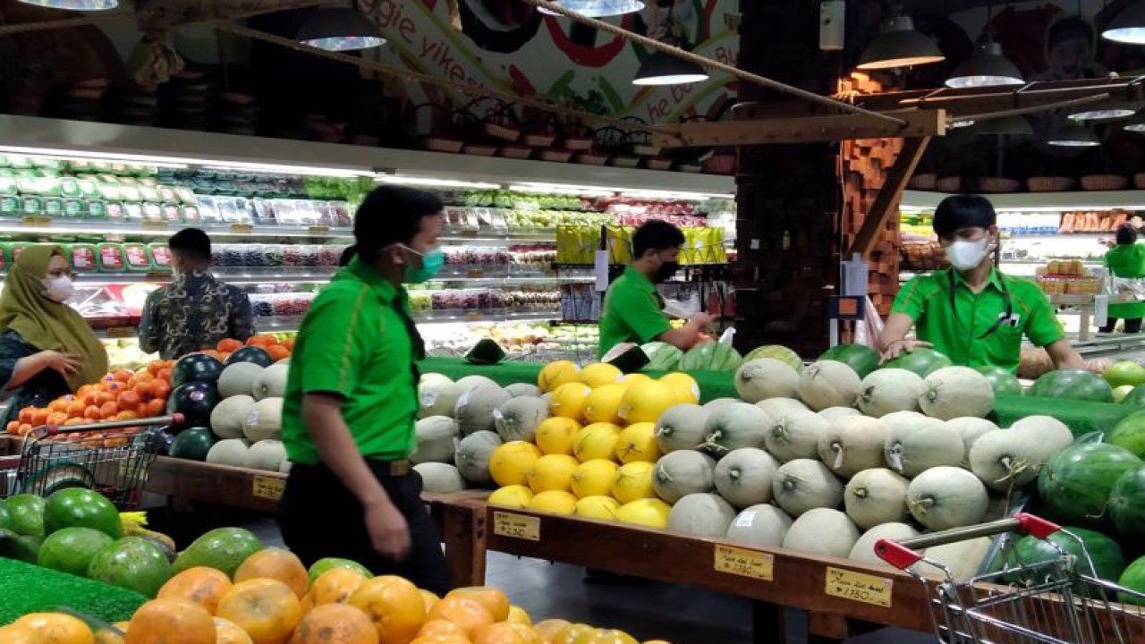 Arsip Foto - Sejumlah karyawan menata buah yang dipajang di satu toko buah di Jakarta, Kamis (17/3/2022). ANTARA/Dewa Ketut Sudiarta Wiguna