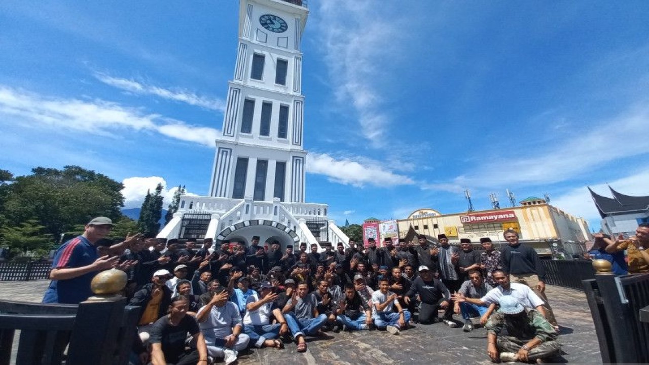 Tokoh Adat Kota Bukittinggi bersama Parik Paga foto bersama di Jam Gadang (Antara/Alfatah)