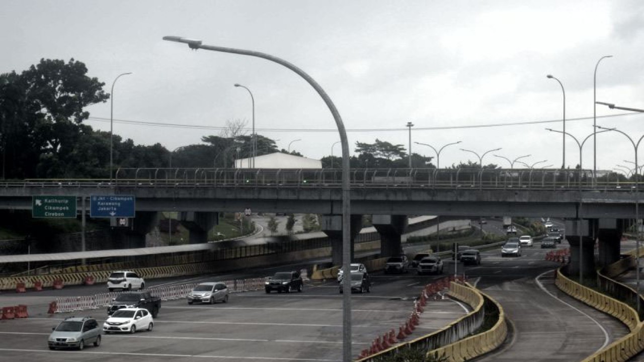Sejumlah kendaraan melintas di ruas Jalan Tol Cipularang, Karawang, Jawa Barat, Sabtu (31/12/2022). (ANTARA/Fauzi Lamboka)