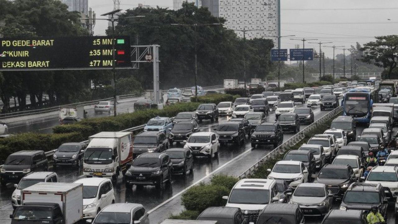 Sejumlah kendaraan terjebak kemacetan di kawasan Tol Dalam Kota, Jakarta, Kamis (17/11/2022). ANTARA FOTO/Darryl Ramadhan/hp.