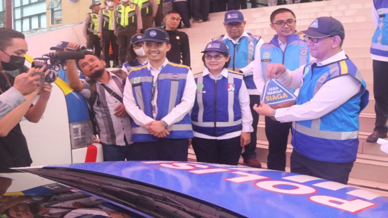 Direktur Utama PT Jasamarga Transjawa Tol Rudi Kurniadi saat gelar pasukan siaga Natal dan Tahun Baru di gerbang tol Kalikangkung Semarang, Jumat. (ANTARA/ HO-PT Jasamarga Transjawa Tol)