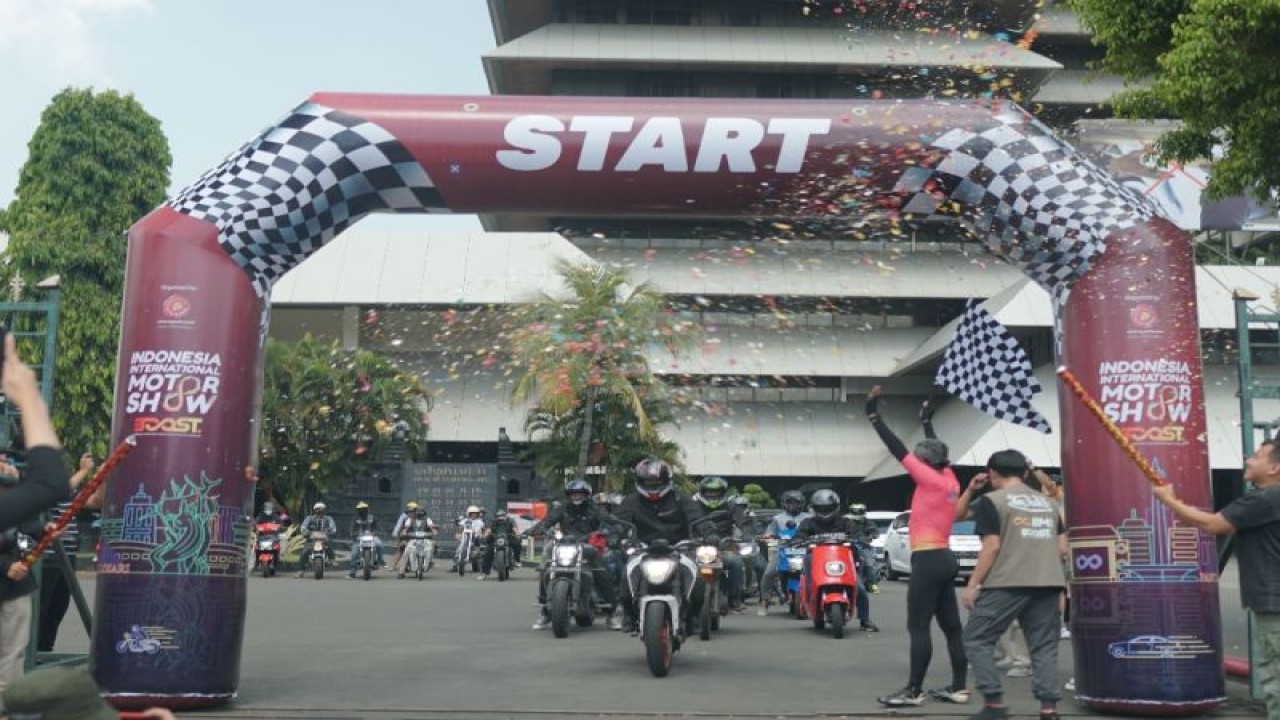 Pelelpasan peserta tuoring IIMS Motobike Show 2022: Year End Riding Jakarta-Semarang (ANTARA/Ho)