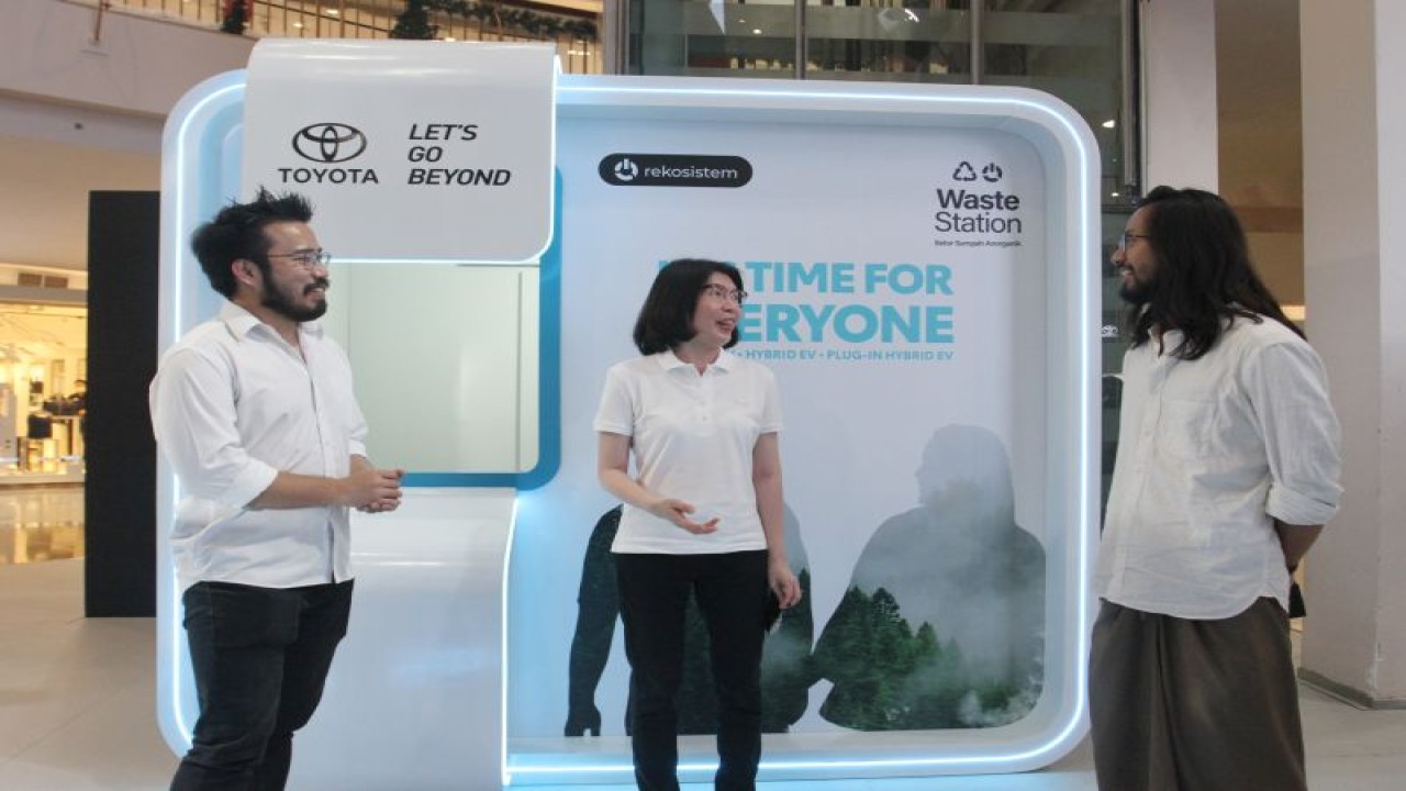 Marketing Planning & New Business Division Head PT Toyota-Astra Motor (TAM) Lina Agustina (tengah) berbincang dengan Chief Executive Officer Rekosistem Ernest Layman (kiri) dan Journey Leader Sebumi Daymas Radiantara (kanan) pada acara “It’s Time for Everyone” Expo yang menampilkan waste station, di Jakarta. Melalui kampanye “It’s Time for Everyone”, TAM mengajak seluruh masyarakat untuk mendukung program netralitas karbon sebagai upaya mencegah peningkatan risiko pemanasan global (global warming) dan perubahan iklim (climate change). (ANTARA/HO)