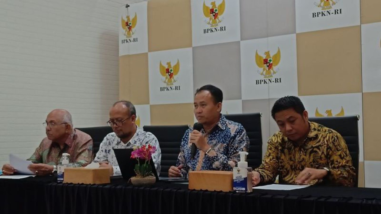 Media briefing Tim Pencari Fakta (TPF) Badan Perlindungan Konsumen Nasional Republik Indonesia (BPKN-RI) terkait delapan temuan krusial pada kasus gangguan ginjal akut progresif atipikal di Jakarta, Rabu (14/12/2022) (ANTARA/Suci Nurhaliza)