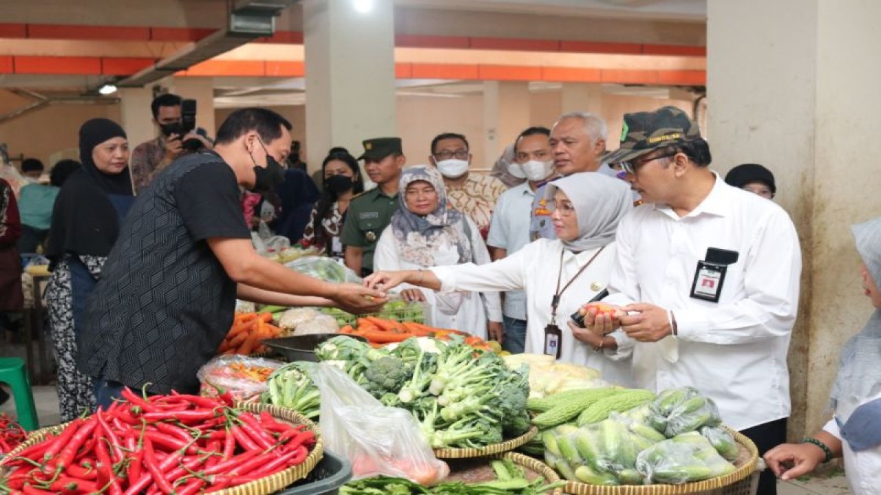 Tim TPID Kabupaten Sleman bersama TPID Daerah Istimewa Yogyakarta melakukan pemantauan ketersediaan bahan pangan pokok di Pasar Prambanan Sleman dan memastikan stok bahan pangan mencukupi hingga hari Raya Natal 2022 dan Tahun Baru 2023, Rabu (14/12/22). ANTARA/HO-Dinas Kominfo Sleman