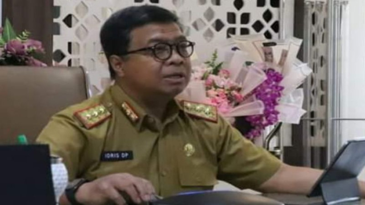 Sekretaris Daerah (Sekda) Provinsi Sulbar mengikuti rapat koordinasi dengan Menteri Dalam Negeri (Mendagri) secara virtual terkait upaya pengendalian inflasi di daerah, di Mamuju, Senin (26/12/2022). ANTARA/M Faisal Hanapi