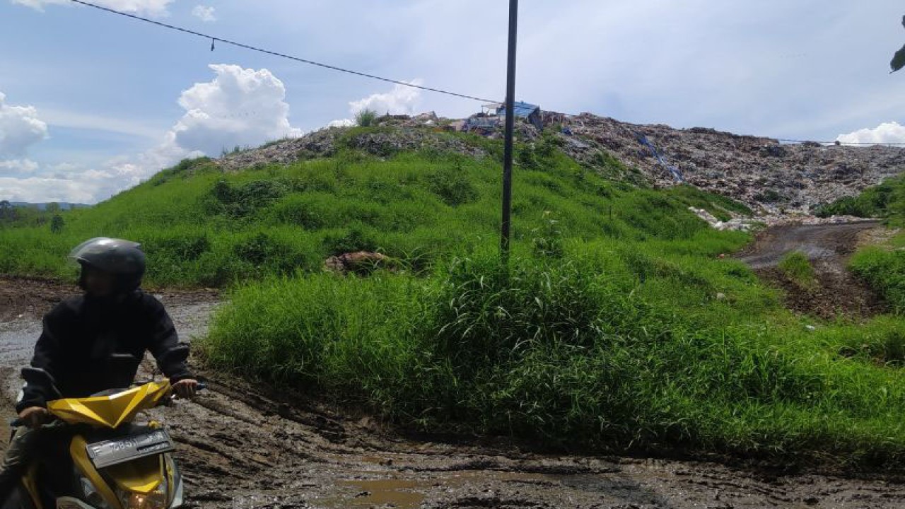 Tempat Pembuangan Akhir Sampah Pasirsembung di Kecamatan Cilaku, Cianjur, Jawa Barat, akan dipindah karena berdekatan dengan lahan relokasi warga terdampak gempa.(ANTARA/Ahmad Fikri).
