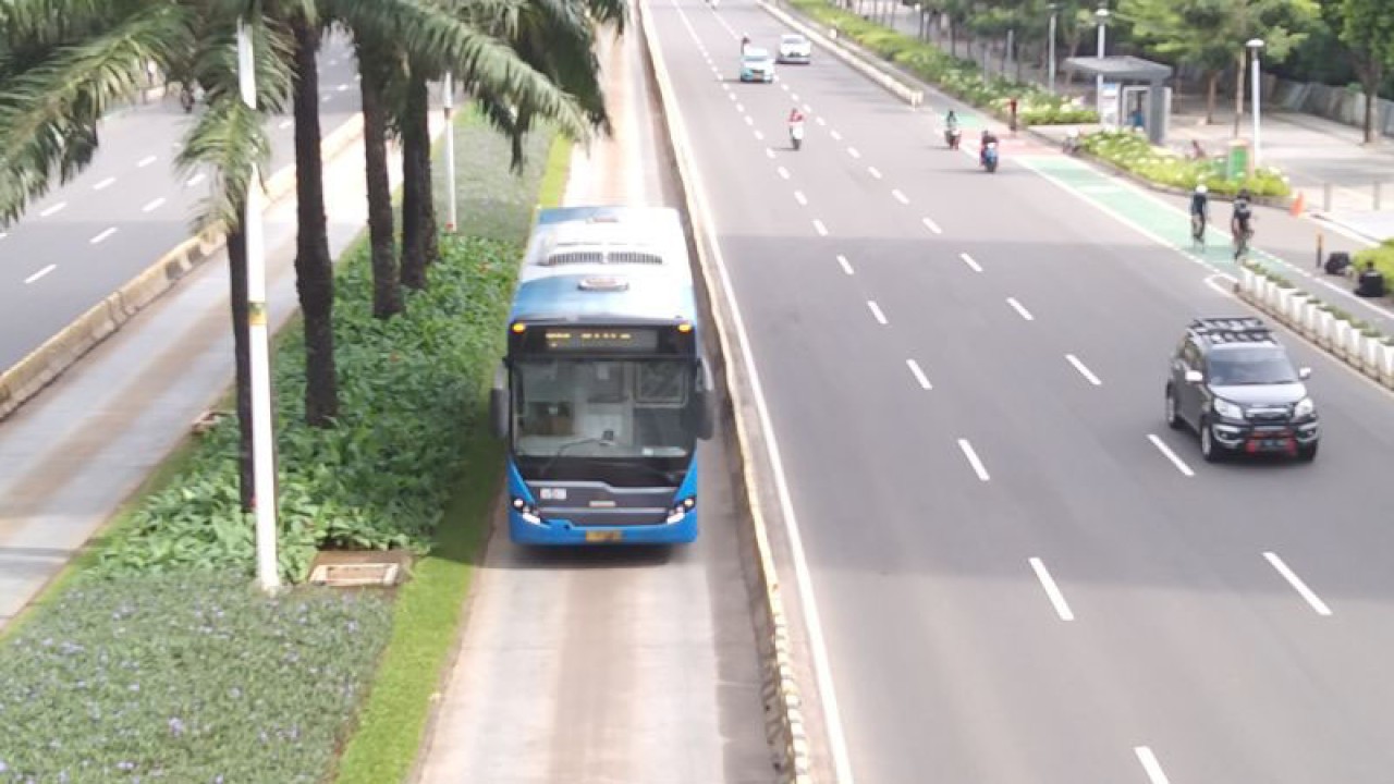 Arsip armada bus TransJakarta melintas di Jalan Sudirman, Jakarta, Sabtu (25/12/2021) ANTARA/Dewa Ketut Sudiarta Wiguna
