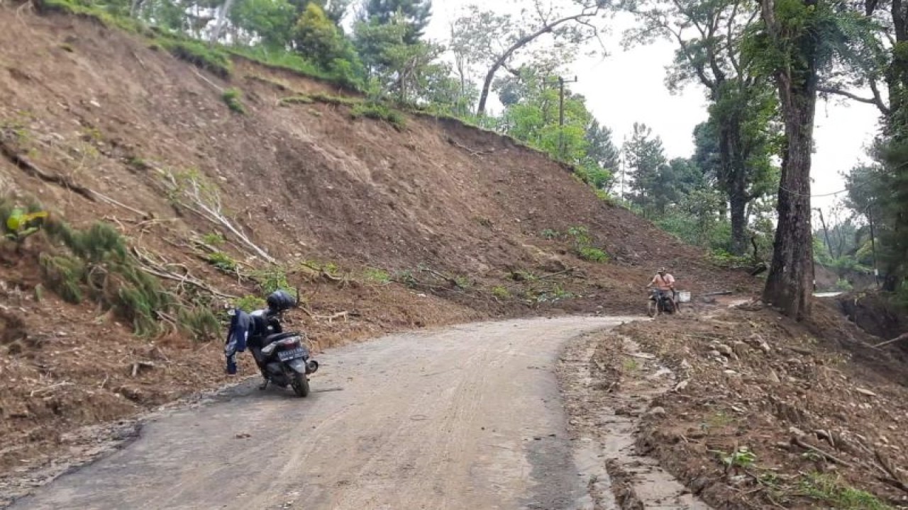 Kondisi jalan antarkecantan menuju Kota Kecamatan Bendungan, Trenggalek, Rabu (7/12/2022) (ANTARA/HO - foto warga)
