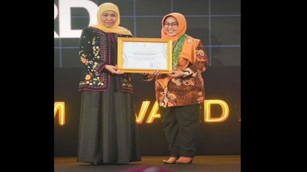 Perwakilan pelaku wisata Trenggalek saat menerima penghargaan di ajang East Java Tourism Award dari Gubernur Jawa Timur Khofifah Indar Parawansa (ANTARA/HO - Humas Pemkab Trenggalek)