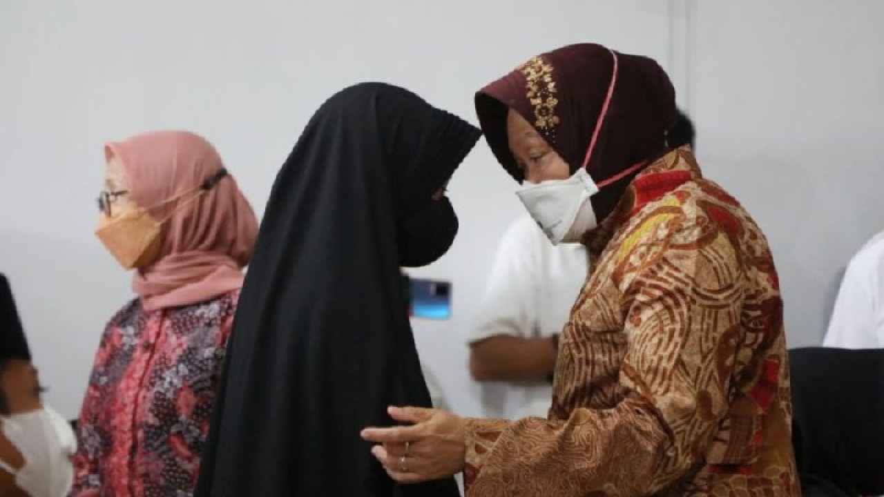 Ilustrasi - Menteri Sosial Tri Rismaharini menyalurkan bantuan ATENSI. (ANTARA/HO/Kemensos)