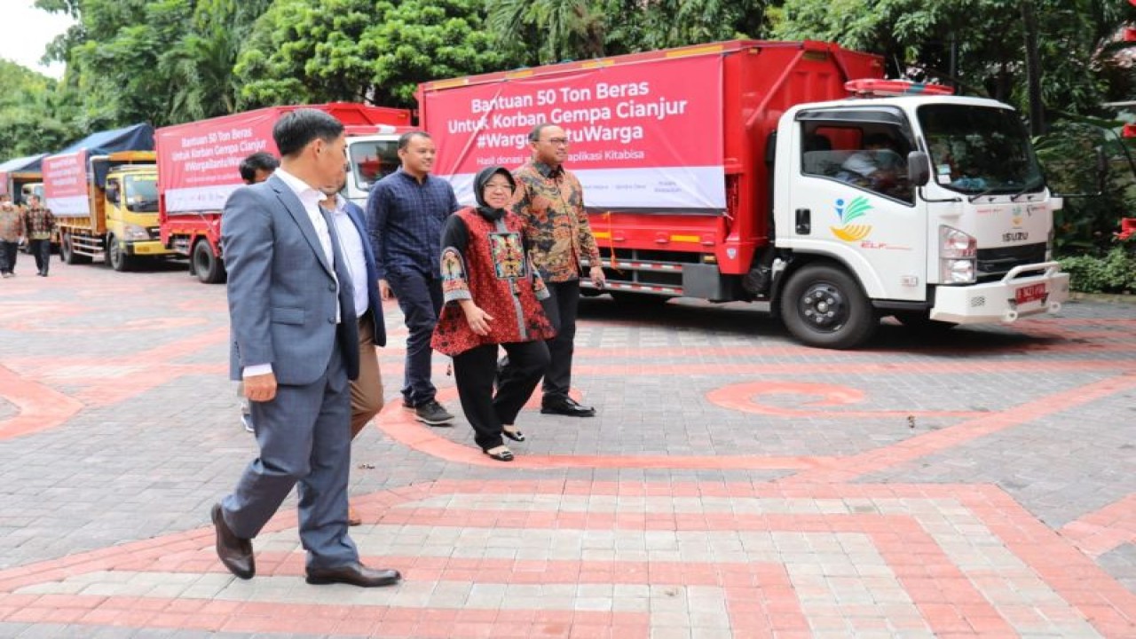 Menteri Sosial Tri Rismaharini bersama perwakilan donatur memberangkan bantuan beras 50 ton untuk pembangunan dapur umum bagi penyintas gempa Kabupaten Cianjur di Jakarta, Kamis (29/12/2022). (ANTARA/HO-Kemensos)