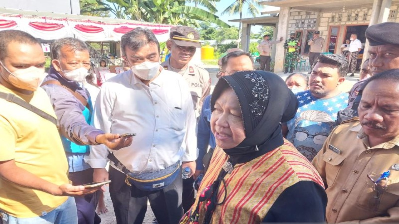 Menteri Sosial Tri Rismaharini memberikan keterangan kepada wartawan usai kegiatan penyerahan bantuan rumah bagi warga korban badai siklon tropsi Seroja di Kelurahan Babau, Kabupaten Kupang, NTT, Selasa (13/12/2022). (ANTARA/Aloysius Lewokeda)