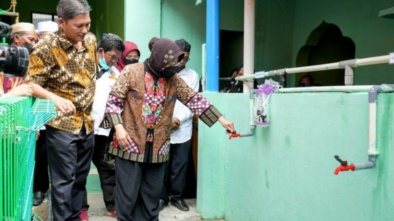 Menteri Sosial Tri Rismaharini meninjau instalasi air bersih untuk warga Pesisir Cilincing, Jakarta, Utara, Kamis (22/12/2022). (ANTARA/HO-Kemensos)