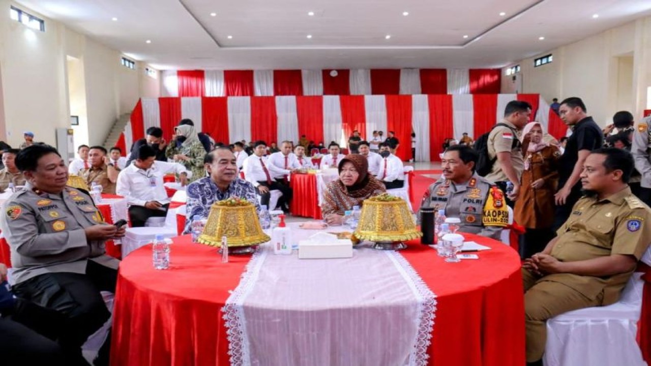 Menteri Sosial RI Tri Rismaharini yang akrab disapa Risma disela pemberian penghargaan pada jajaran Polda Sulsel di Makassar, Senin (26/12/2022). Antara/ HO-Kemensos