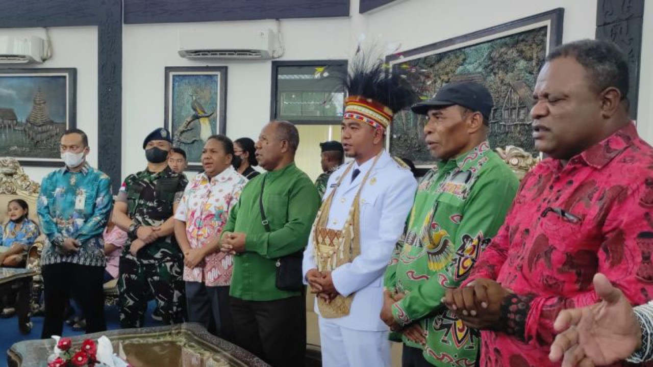 Penjabat Bupati Jayapura Triwarno Purnomo (kemeja putik dan memakai topi adat) disambot oleh Forkompimda Kabuputen Jayapura di VIP Bandara Sentani, Jumat (23/12) (ANTARA/Ardiles Leloltery)