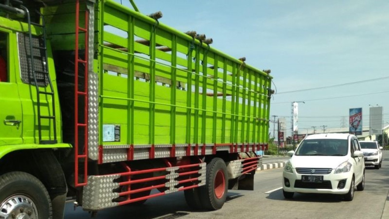 Truk melintas di jalan raya. (Ilustrasi). (ANTARA/Akhmad Nazaruddin Lathif)