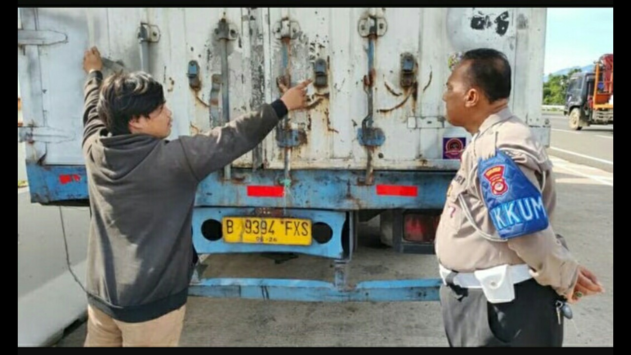 Truk pengangkut minyak goreng yang dicuri.