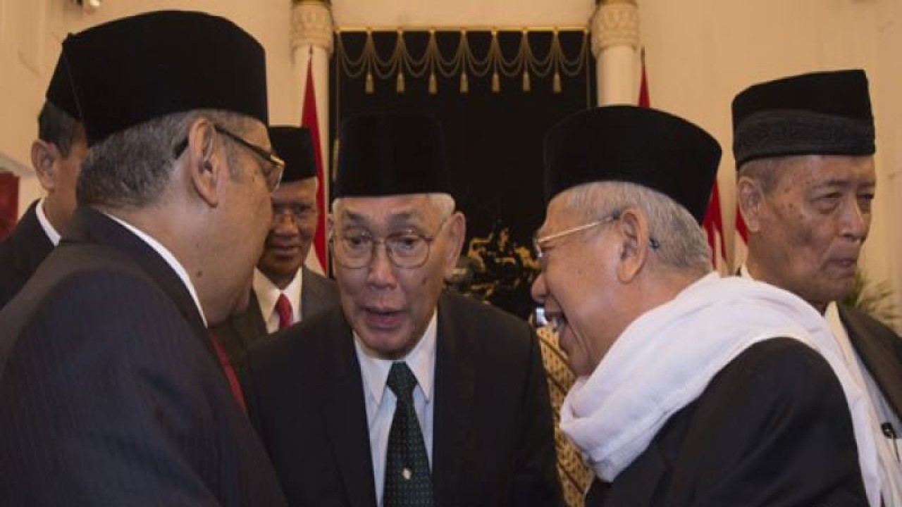 Dewan Pengarah UKP-PIP Try Sutrisno (tengah) berbincang dengan Ma'ruf Amin (dua kanan) usai pelantikan UKP-PIP di Istana Negara, Jakarta, Rabu (7/6/2017). (ANTARA/Rosa Panggabean)